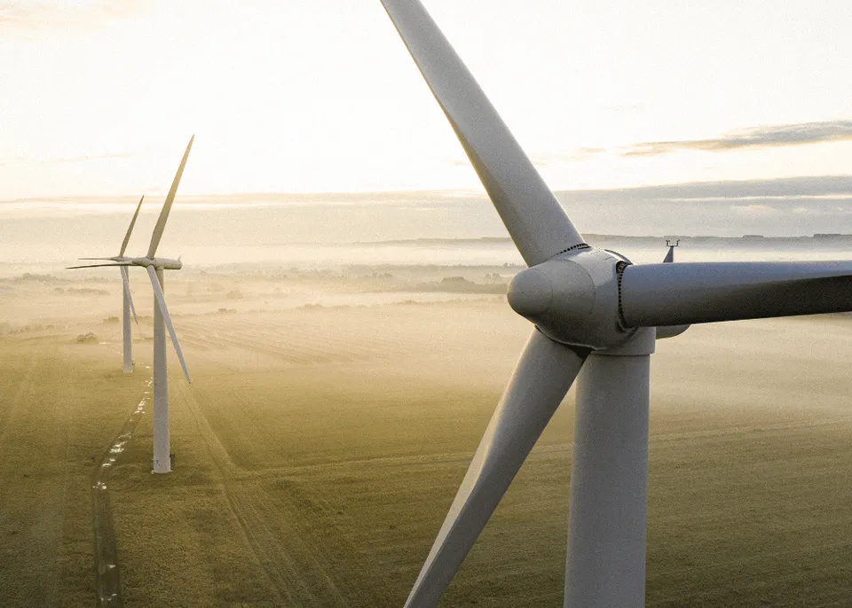 Aerogenerador moderno en un parque eólico industrial español, contexto de ventajas y desventajas de la energía eólica en 2026